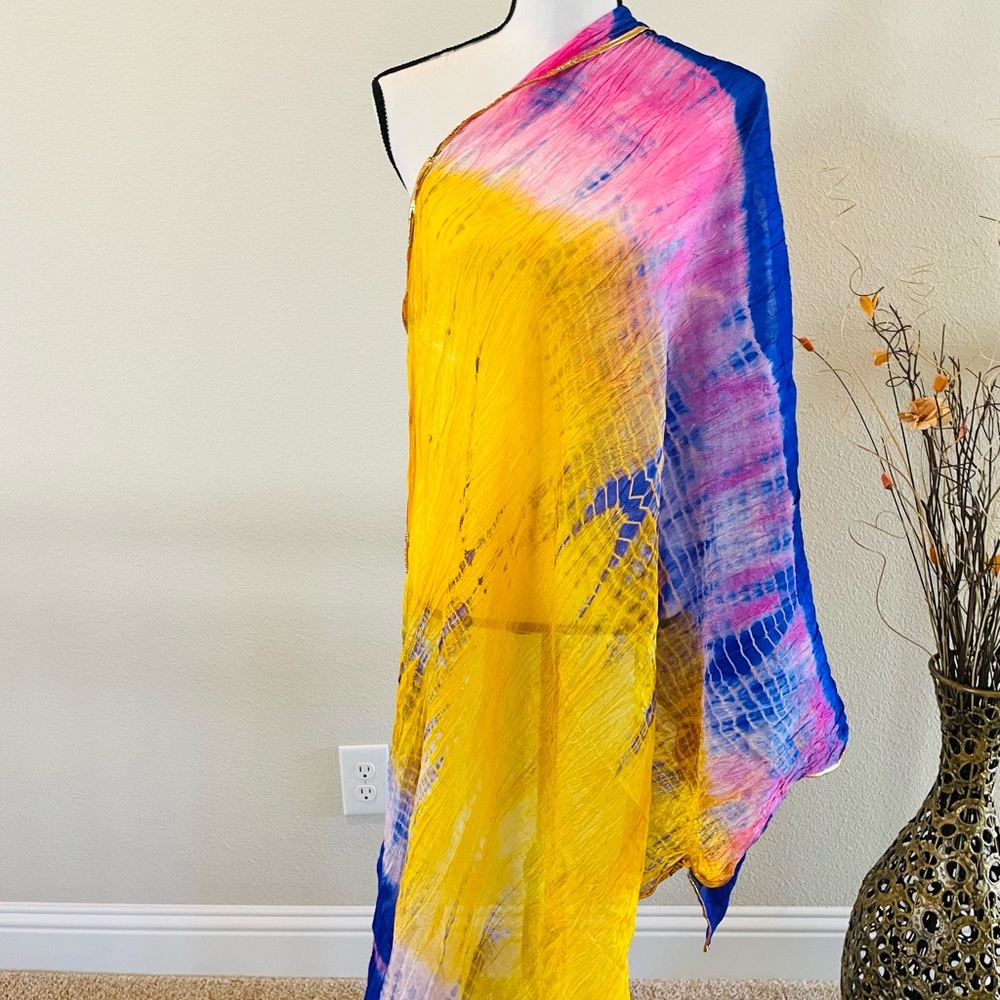 Tie dye Dupatta in chiffon.
